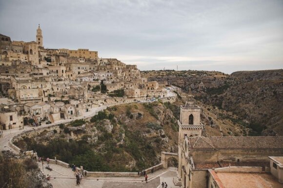 Viaggio in Lituania sulle orme di James Bond: queste due città italiane hanno superato le aspettative