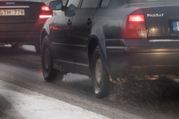 Šiltos žiemos išlepintus vairuotojus sutrikdė sniegas: ką daryti, kad kelionė nesibaigtų griovyje