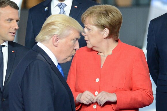 (iš kairės) Prancūzijos prezidentas E. Macronas, JAV prezidentas D. Trumpas ir Vokietijos kanclerė A. Merkel