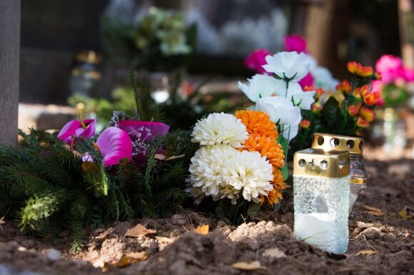 Grave Flowers: Choose live or artificial and which combinations look the most beautiful