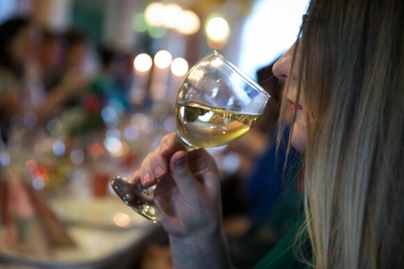 Ar verta Lietuvoje atlaisvinti alkoholio vartojimo ribojimus: mokslininkai turi atsakymą