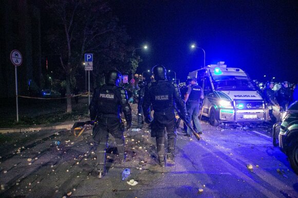 Officer injured in riot bomb: anguish hurts when Lithuanian attacks you