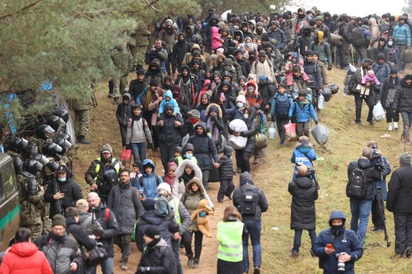 Ogromny tłum migrantów nagle napływa na przejście graniczne: Polska podnosi helikopter i wydaje ostrzeżenia