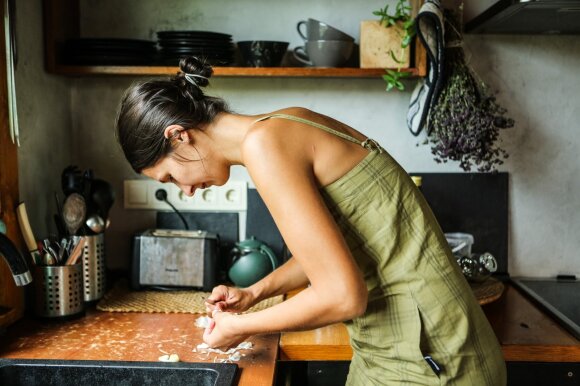 Dovilė, who lives in the forest, prepares a frozen kefir