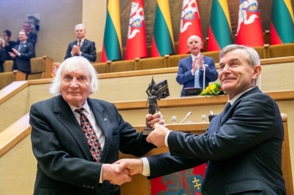 Albinas Laureate of the 2019 Freedom Prize with the then Speaker of the Seimas Viktoras Pranckietis