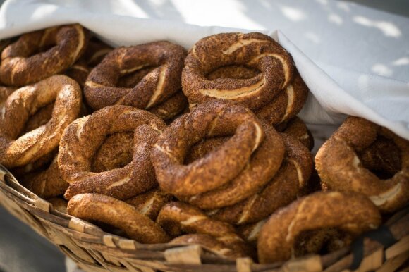 Turkiški riestainiai „simit“, kuriuos pardavinėja visi kas tik gali. O patys skaniausi ryte, kai dar karšti.
