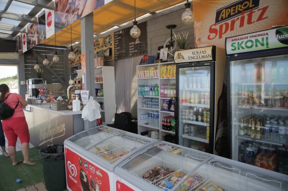 Businessmen in beach cafes: pity about foreigners, people laugh and bring their alcohol