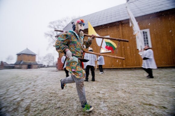 Kad parodytų savo priešingumą velykžydžiai aplink bažnyčią bėga priešinga tikintiesiems kryptimi, nešini kopėčiomis, replėmis, plaktukais - įrankiais kuriais pagal legendą buvo nukryžiuotas Kristus.