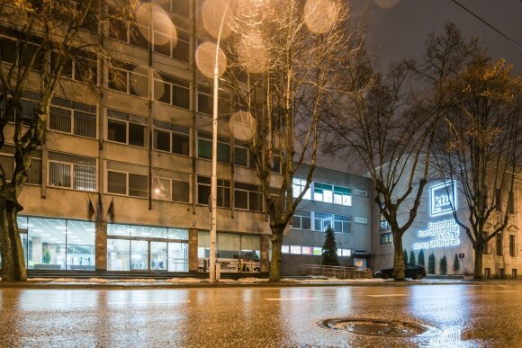 Prie įėjimo į VDU pastatą K.Donelaičio gatvėje atsiradęs ryškus KTU stendas atspindi stiprėjančią konfrontaciją tarp šių įstaigų