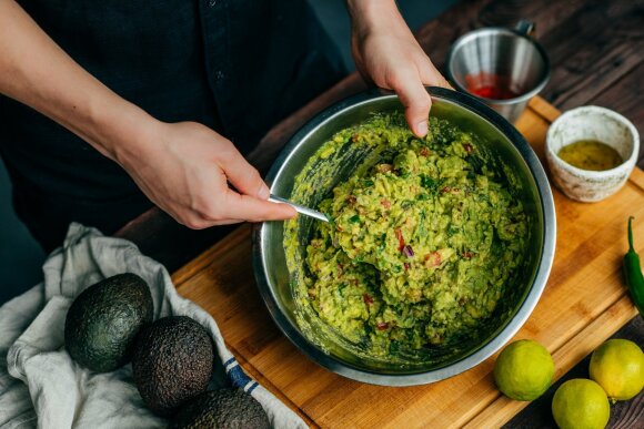 Meksikietiškos virtuvės žvaigždė – gvakamolė: patarė, kaip išsirinkti tinkamus avokadus