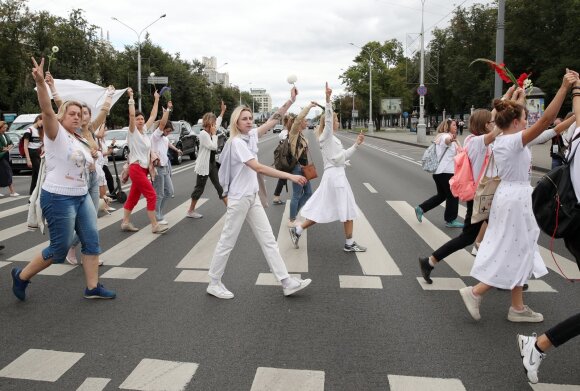 Another turbulent night in Minsk: Officials use tear gas, death of a protester confirmed