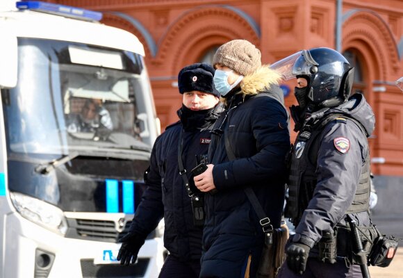 Rusijos OMON Maskvoje sulaiko protestuotojus