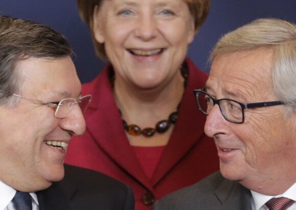 Angela Merkel (antrame plane), šypsosi šalia būsimo Europos Komisijos pirmininko Jeano Claude'o Juncerio (dešinėje) ir šias pareigas paliekančio pirmininko Jose Manuelio Barroso.