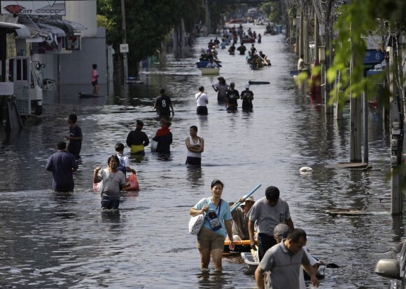 Pasaulį krečia potvyniai, cunamiai ir kitos gamtos stichijos, o tarptautinius susitarimus dėl klimato kaitos svarstoma atidėti. Spalio pabaigos potvynis Tailande