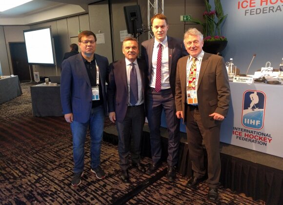 Iš kairės: asociacijos „Hockey Lietuva“ generalinis sekretorius Vaidas Budrauskas, IIHF prezidentas Rene Faselis, asociacijos „Hockey Lietuva“ prezidentas Petras Nausėda ir Lietuvos vyrų rinktinės vyriausiasis treneris Berndas Haakė.