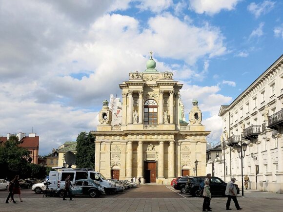 Karmelitų bažnyčioje tuokėsi ištisos Radvilų kartos, tad virš fasado galima pamatyti šios giminės herbą