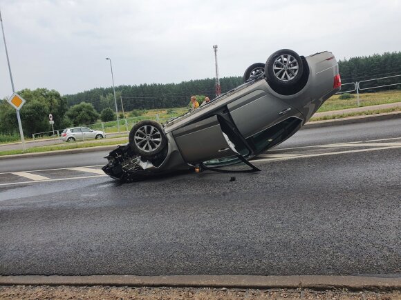 Girtutėlis vairuotojas Vilniuje sukėlė avariją: rėžėsi į stulpą ir ant stogo apvertė automobilį