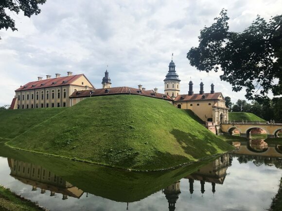 Dabartiniai Radvilų palikuonys prisidėjo prie svarbiausio giminės centro – Nesvyžiaus restauravimo