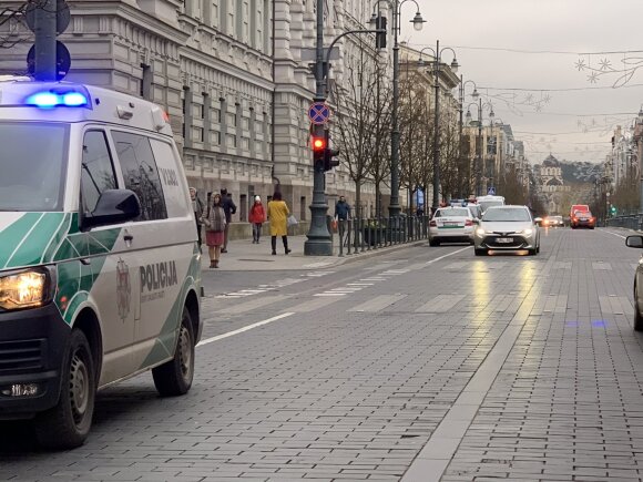 Po pranešimo apie apnuodytus laiškus ir sprogmenis Vilniaus teismuose evakuoti žmonės