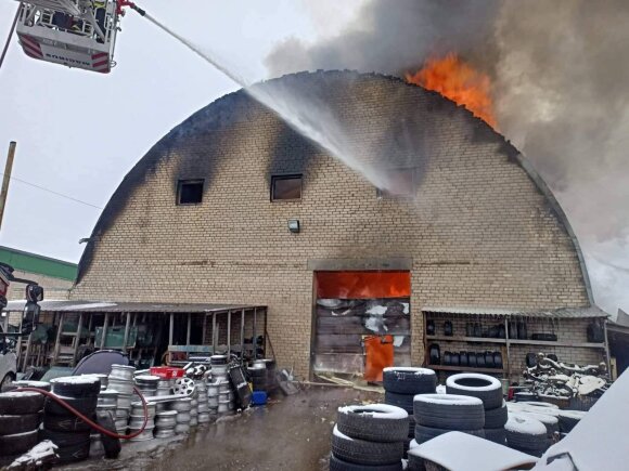 Didelis gaisras Telšiuose – dega angaras su automobiliais, gyventojai įspėjami neiti iš namų