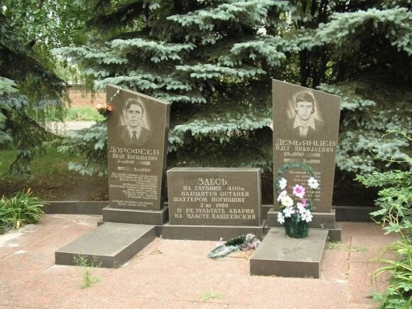 Надгробия погибшим горнякам над шахтой «Александр-Запад».