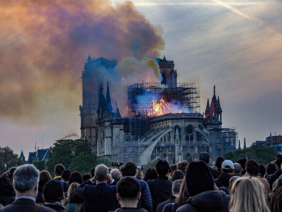 Paryžiaus Dievo Motinos katedra nukentėjo nuo didžiulio gaisro.