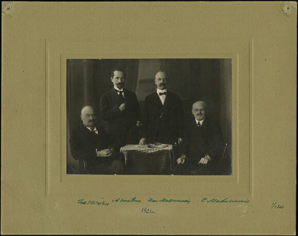 Lietuvių veikėjai Vilniuje apie 1914 m. Iš kairės: inžinierius P. Vileišis, A. Smetona, D. Malinauskas, P. Matulionis (KTU bibliotekos speciali kolekcija)