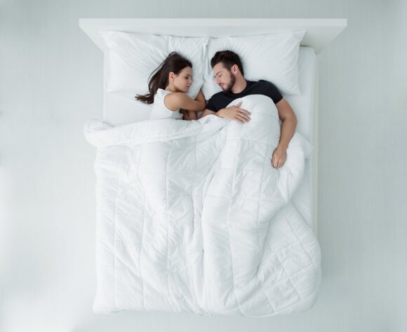 Santykių ekspertas: miego poza daug pasako apie partnerių santykius – kuri jų yra intymiausia, o kas rodo polinkį kontroliuoti