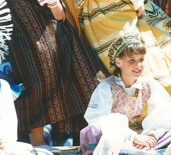 Rebecca Wiasak with the Geelong Lithuanian community at the 1995 Pako Festa. Photo courtesy of Diversitat.