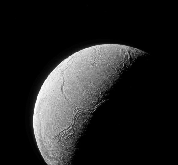 Ved Saturns satellitt søker Enceladus-forskere etter utenomjordiske livsformer.