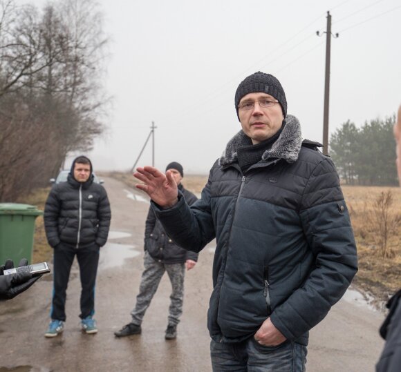 „Gubojos“ sodininkų bendrijos pirmininko pavaduotojas Ž.Berlinskas primena, kad, kai dauguma gyventojų čia kūrėsi, kelias buvo geras. Jį sugadino medienos pirkliai, tvarkydami škvalo nuniokotą mišką.