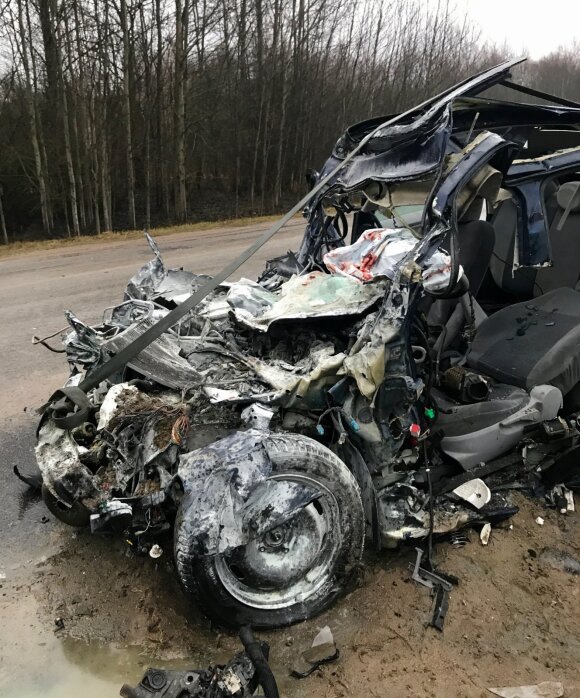 Skaudi avarija Vilniaus r.: iš po sunkvežimiu palindusio automobilio išvaduota moteris mirė ligoninėje