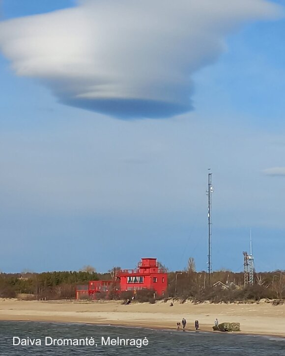 Linseformede skyer i Litauen.  Foto av D. Dromante.