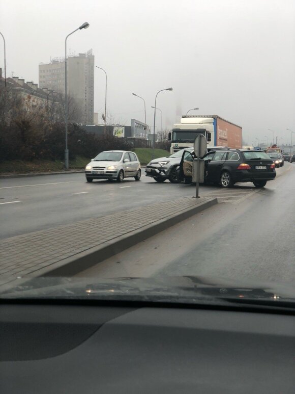 Dėl BMW ir „Toyota“ susidūrimo užsikimšo judriausia Vilniaus gatvė, vieno automobilio padangos vasarinės