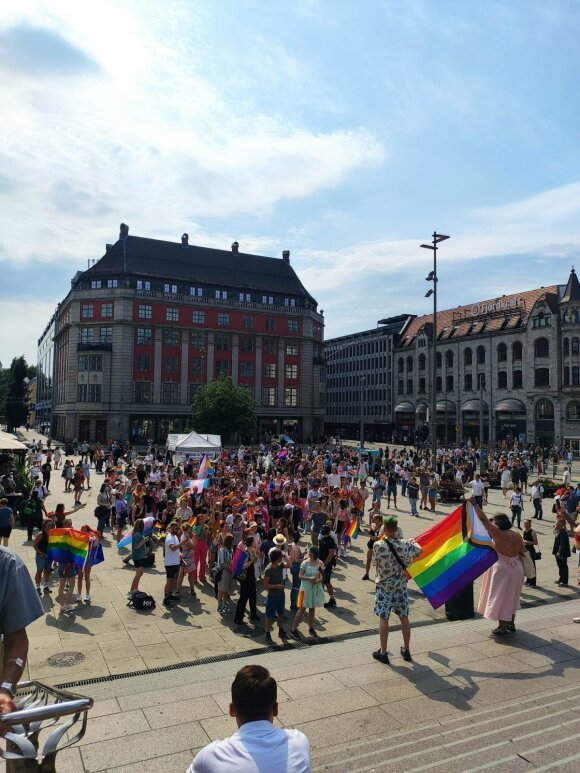 Improvizuotas „Pride“ renginys po to, kai po šaudynių buvo atšauktas tikrasis paradas Osle.
