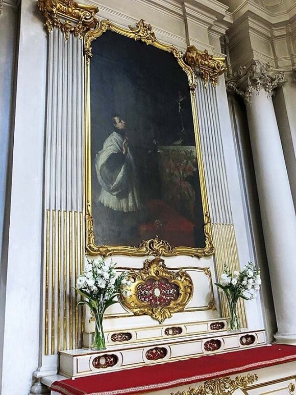 Vizičių bažnyčioje galima apžiūrėti Danieliaus Schultzo altorinį paveikslą „Šv. Aloyzas Gonzaga“