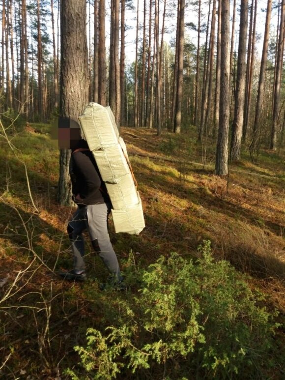 Druskininkai Border Guards Detain Smugglers Transporting Dumped Cigarettes From Belarus