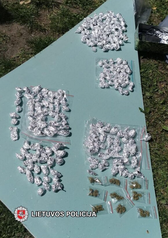 Marijampolės kriminalistai išaiškino grupę asmenų, intensyviai platinusių narkotines medžiagas
