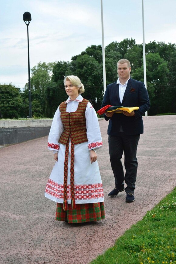 Mindaugo karūnavimo dienos akimirka Kaune 2016 metais. Gitana Markovičienė su sūnumi Roku