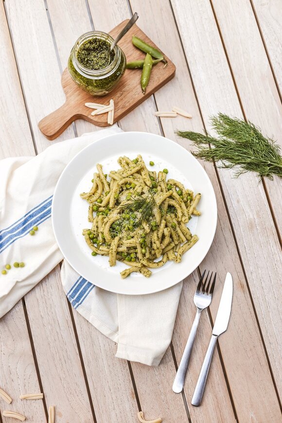 Pasta with peas and dill pesto