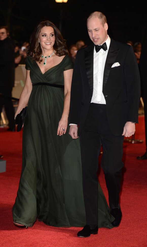 2018 metais į BAFTA apdovanojimų ceremoniją ji atvyko vilkėdama smaragdų spalvos suknia su juodu kaspinu ir delnine