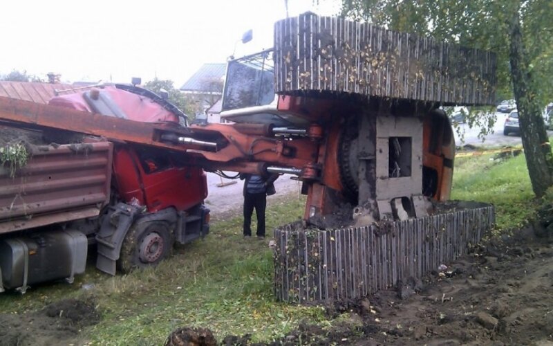 Фото перевернутый экскаватор