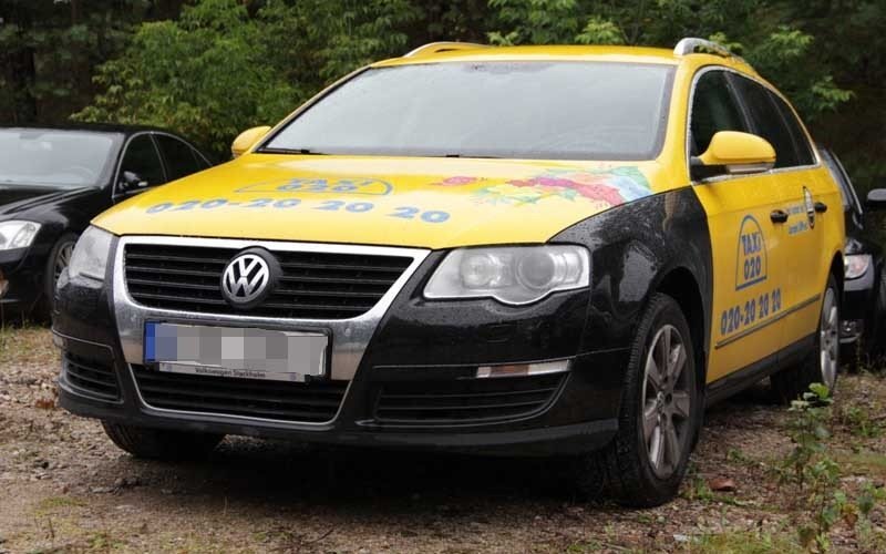 Такси 80 рублей. Шведское такси. Такси в Швеции. Автомобили такси в Швеции. Швеция такси Мерседес.