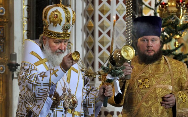 Противники церкви. Patriarch Kirill и священники в золоте. Священник в золоте. Православный священник богатый. Богатые батюшки.