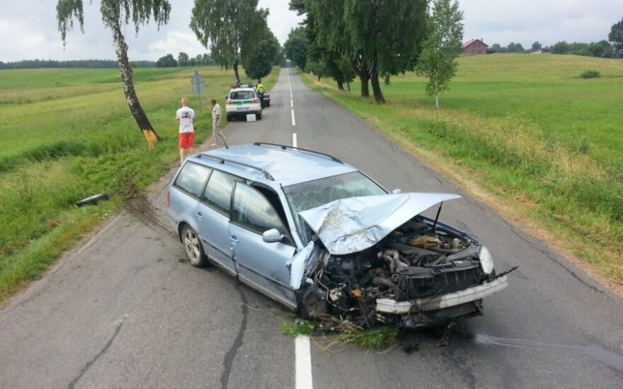 Girtas "VW Passat" vairuotojas sugebėjo įsirėžti į vienintelį pakelės medį