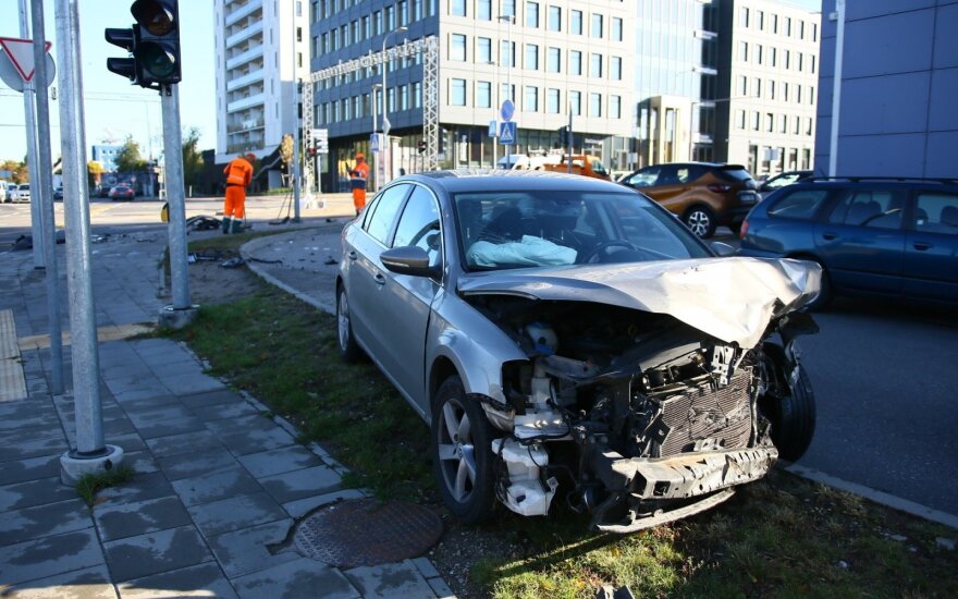 Per susidūrimą Vilniuje sankryža nusėta automobilių nuolaužomis, sužalotas žmogus