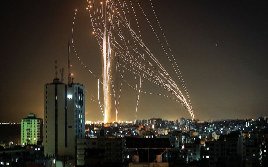 Iš Gazos Ruožo vėl lekia raketos: po Izraelio aviacijos smūgio sugriuvus 12 aukštų pastatui „Hamas“ surengė masinę ataką