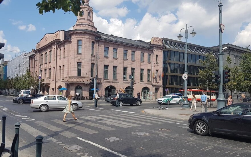 Vilniaus centre susidūrė BMW ir dviratis, jaunas vyras sužalotas