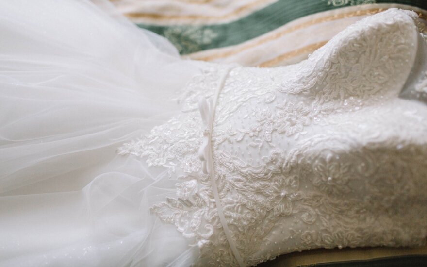 Moteris saugojo savo vestuvinę suknelę būsimoms kartoms, tačiau po keliolikos metų atidarius dėžę beliko apsipilti ašaromis