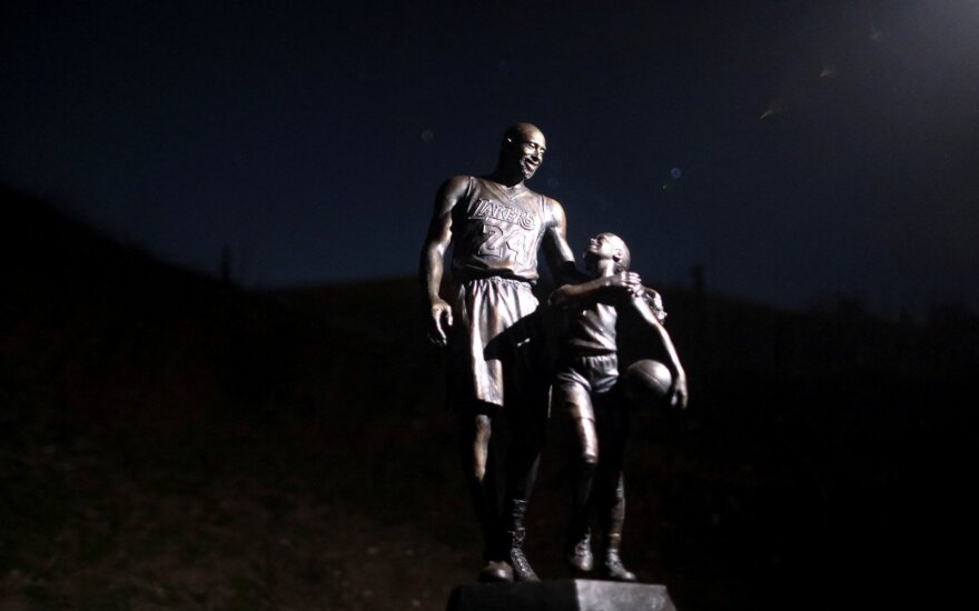 Kobe Bryantas ir jo dukra Gianna, atminimo skulptūra